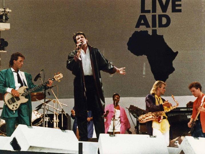 Tony Hadley - wokalista zespou Spandau Ballet na charytatywnym koncercie Live Aid